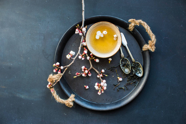 Zöld tea és a tavaszi fogalom peach blossom - Fotó, kép