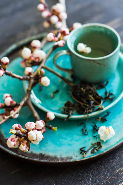 Zöld tea és a tavaszi fogalom peach blossom - Fotó, kép