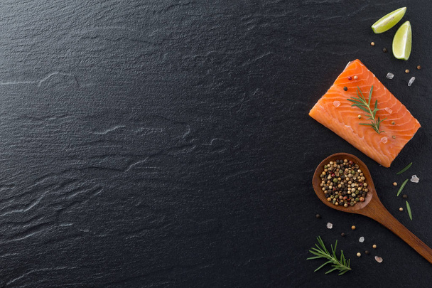 Belle composition de filet de saumon frais au romarin, sel
 - Photo, image