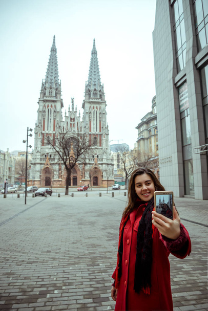 jeune jolie femme prendre selfie en face de gothique église
 - Photo, image