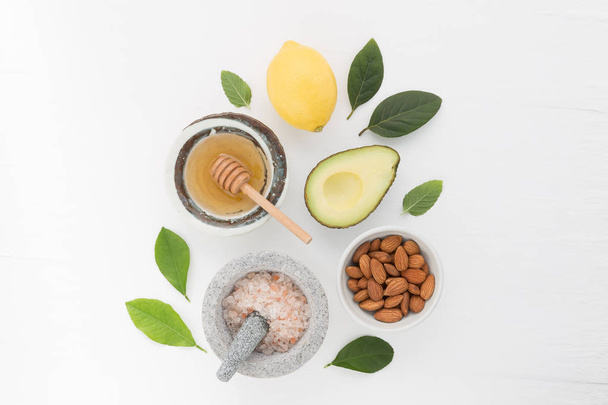 Homemade skincare en lichaam schrobt met natuurlijke ingrediënten almon - Foto, afbeelding