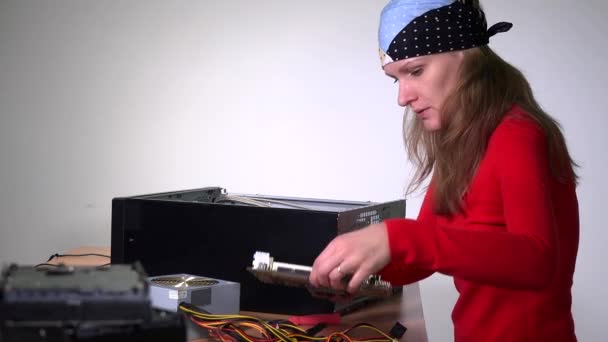 Dziewczyna Technika instalacji płyty głównej do obudowy komputera stacjonarnego - Materiał filmowy, wideo
