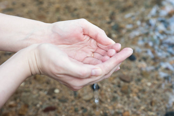 Käsi kastelu juomaa puhdasta stream
 - Valokuva, kuva