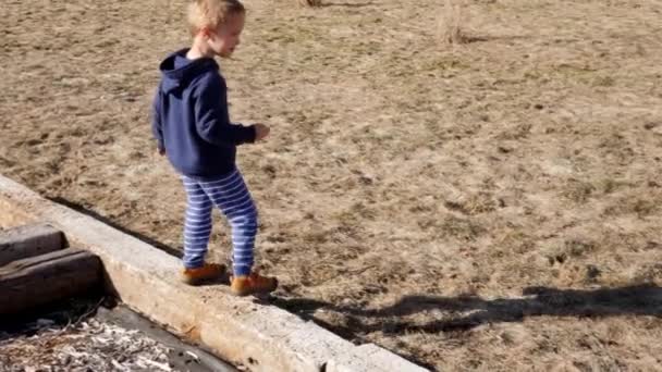 Çocuklar dışarıda oynarken playset üzerinde - Video, Çekim