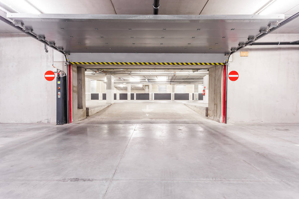 un garage souterrain
 - Photo, image