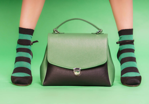 Zwarte en groene handtas - Foto, afbeelding
