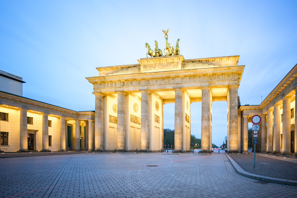 Brama Brandenburska w nocy w mieście Berlin, Niemcy - Zdjęcie, obraz