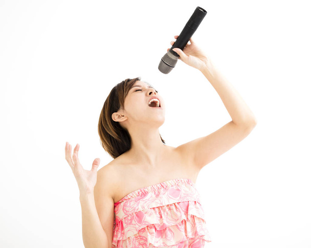 hermosa joven cantando karaoke aislado
 - Foto, imagen
