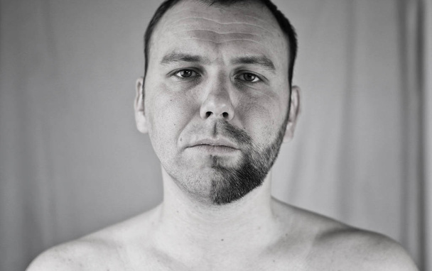 μονόχρωμη ανάγλυφο πορτρέτο γενειοφόρος άνδρας ξύρισμα - Φωτογραφία, εικόνα