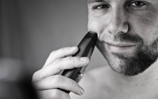 černobílý portrét texturou vousatý muž holení - Fotografie, Obrázek