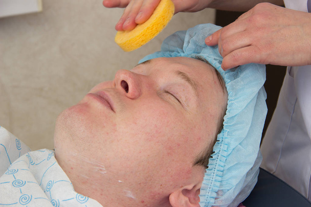 Limpieza facial profesional del acné en la cabina
 - Foto, Imagen