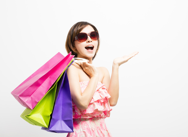 Молодая счастливая улыбающаяся женщина с сумками для покупок - Фото, изображение