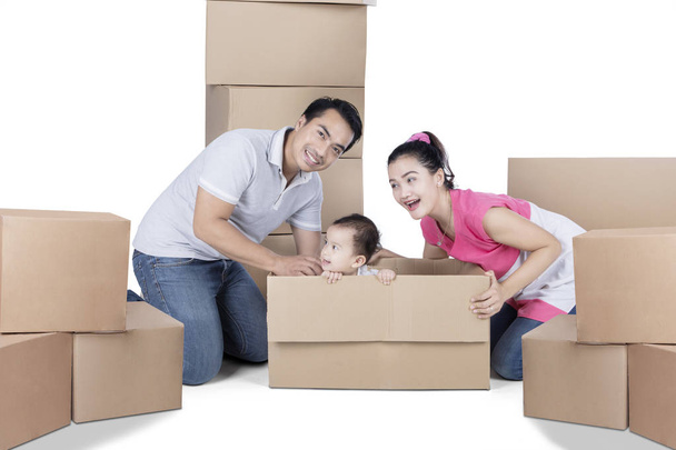 Asian families having fun with cardboard - Foto, afbeelding
