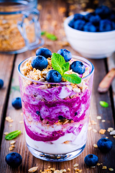 Yogurt parfait with granola, fresh blueberry and mint - 写真・画像