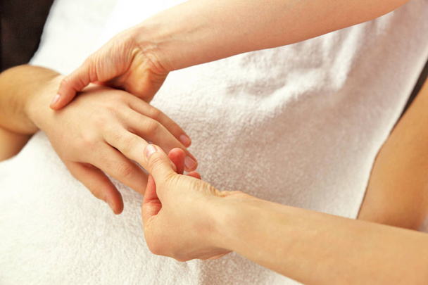 Mãos e dedos massagem
 - Foto, Imagem