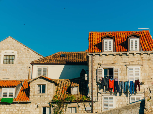 Dubrovnik Altstadt, Kroatien. Ziegeldächer von Häusern. Kirche in der - Foto, Bild