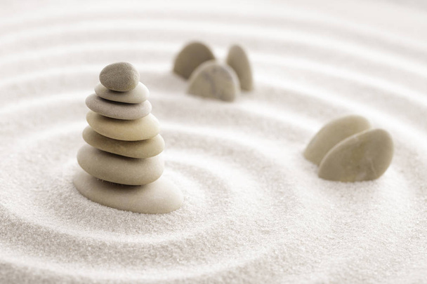 Meditação zen jardim japonês para concentração e relaxamento areia para harmonia e equilíbrio em pura simplicidade - tiro lente macro
 - Foto, Imagem