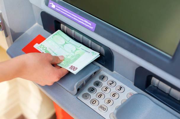  Uitbetalen van geld aan een Geldautomaat - Foto, afbeelding