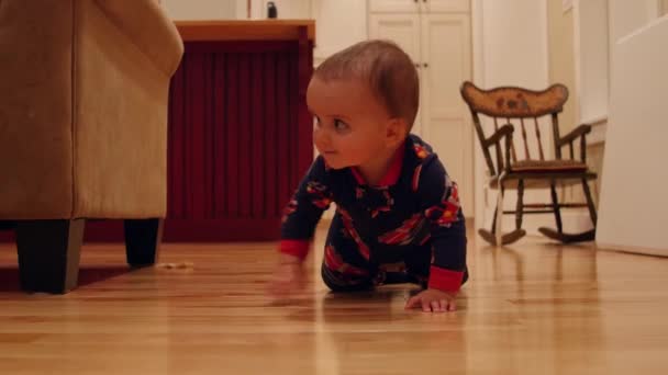 boy playing in a home floor at night - Filmmaterial, Video