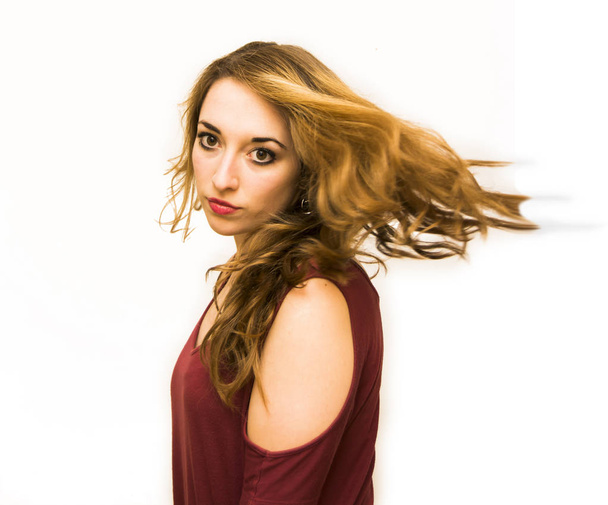 Portrét krásné mladé ženy třese vlasy  - Fotografie, Obrázek
