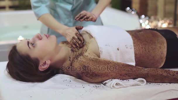 Masaż z Kawa peeling i olej kokosowy do dziewcząt ciała przetargu. - Materiał filmowy, wideo