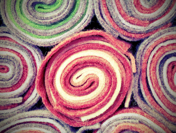 рулоны ткани и войлока в магазине с винтажным эффектом
 - Фото, изображение