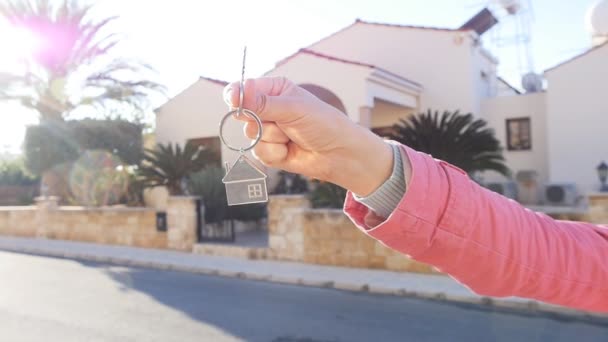 eine Hand hält einen Schlüssel aus der neuen Wohnung - Filmmaterial, Video