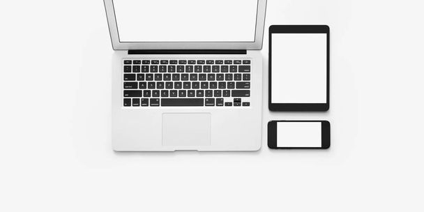 Laptop, Tablet und Smartphone auf weißem Hintergrund - Foto, Bild
