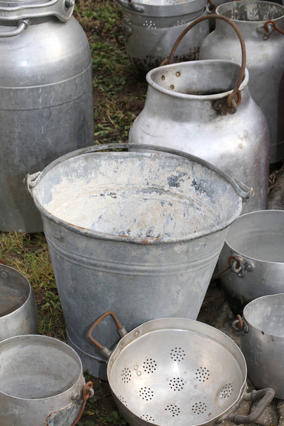 baldes velhos e outros recipientes em alumínio
 - Foto, Imagem