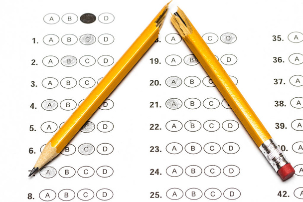 Formulario de prueba estandarizado con respuestas y un lápiz roto
 - Foto, Imagen