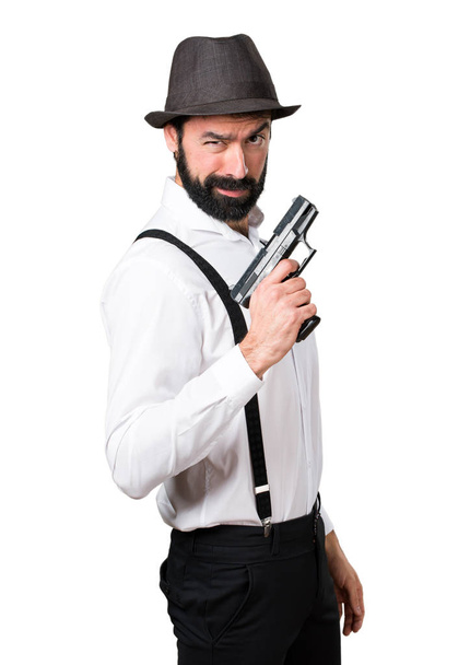Hipster homme à barbe avec un pistolet
 - Photo, image