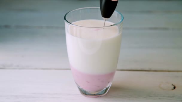 mezclar yogur de batidor eléctrico con frambuesas en un vaso transparente
 - Imágenes, Vídeo