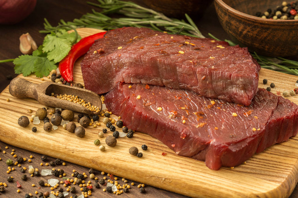 raw beef steak with ingredients for cooking - Foto, Bild