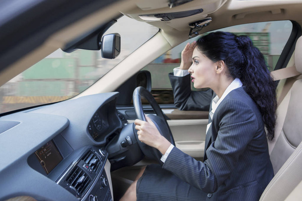 Indian businesswoman driving car - Zdjęcie, obraz