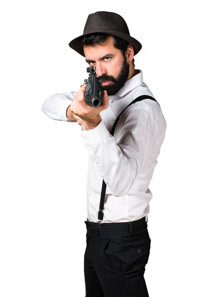 Hipster homme avec barbe tenant un fusil
 - Photo, image