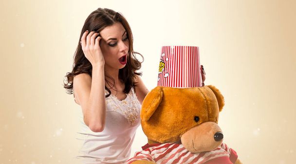 Çılgın kız oynarken popcorns bir kase tutarak pijama - Fotoğraf, Görsel