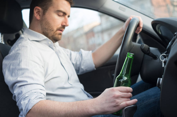 Μεθυσμένος άντρας οδήγηση αυτοκινήτου και να αποκοιμηθεί - Φωτογραφία, εικόνα
