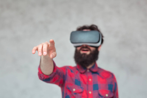 Man using VR headset - Foto, Imagem