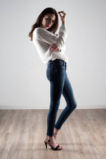 Beautiful model woman posing  in studio - Foto, imagen