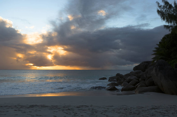 Закат на пляже - Фото, изображение