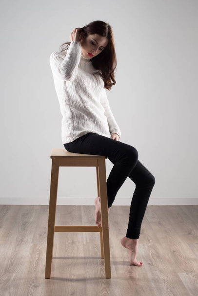 Gyönyörű modell nő ül a fa szék - Fotó, kép