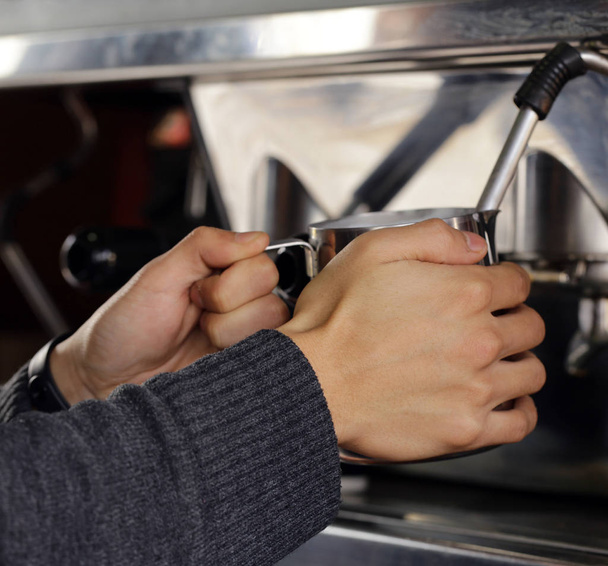 Barista hace café, las manos en el foco
 - Foto, Imagen