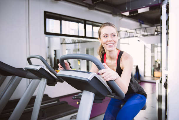 Woman exercising in the gym - Zdjęcie, obraz