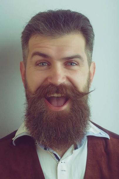 bearded man, brutal caucasian hipster with happy smiling face - Foto, imagen