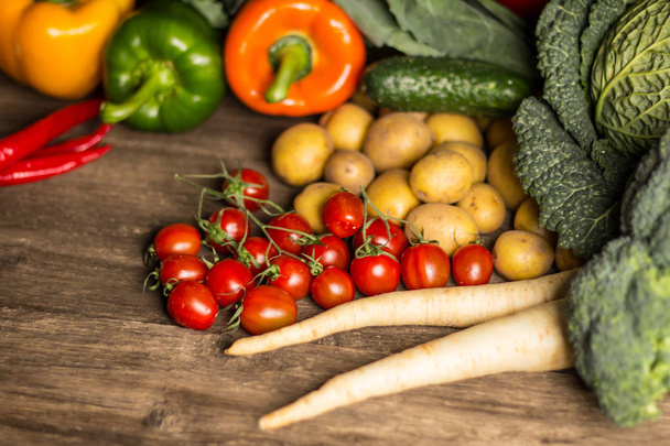 バイオの健康食品。木材に野菜の様々 な。バイオの健康食品、ハーブやスパイス。木の有機野菜 - 写真・画像