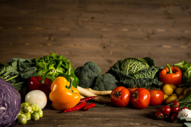 Bio zdravé jídlo. Různé zeleniny na dřevo. Bio zdravé potraviny, byliny a koření. Bio zelenina na dřevo - Fotografie, Obrázek