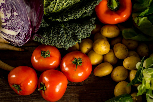Zdrowa żywność Bio. Różnych warzyw na drewno. Zdrowa żywność Bio, zioła i przyprawy. Ekologiczne warzywa na drewno - Zdjęcie, obraz