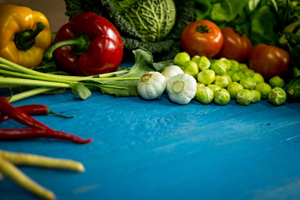 Bio gezonde voeding. Diverse groenten op hout. Bio gezonde voeding, kruiden en specerijen. Biologische groenten op hout - Foto, afbeelding
