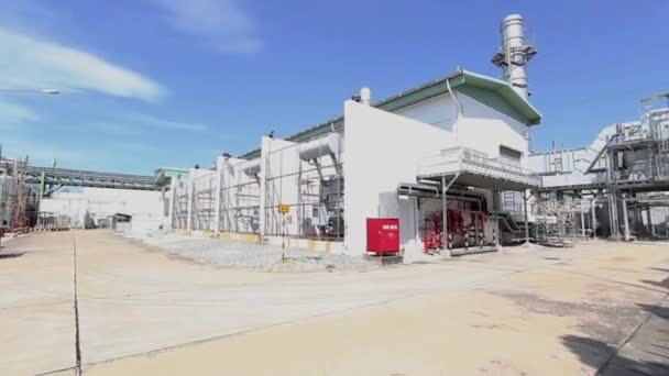 centrale elettrica industriale con cielo blu - Filmati, video