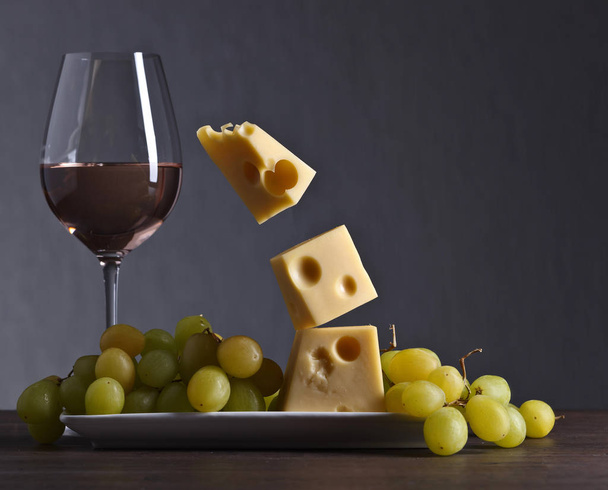 Üzüm ve şarap ile sihirli peynir  - Fotoğraf, Görsel